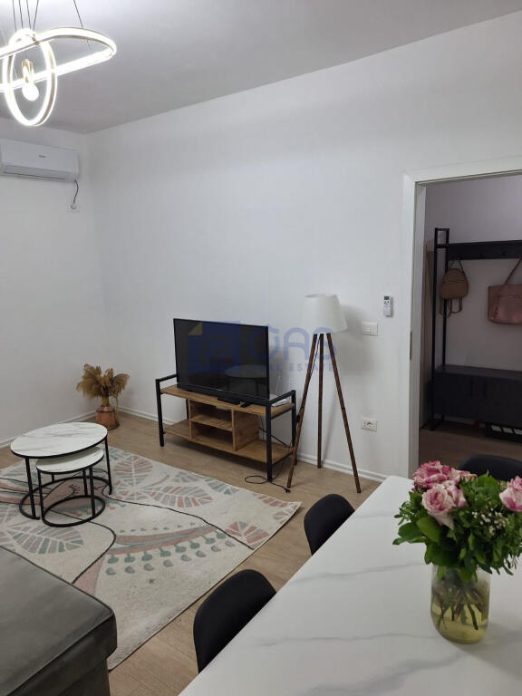 Një apartament 1+1 jepet me qera në Rrugën e Barrikadave.