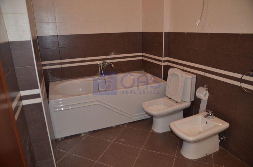 Apartament 4+1 për qira tek Liqeni i Thate