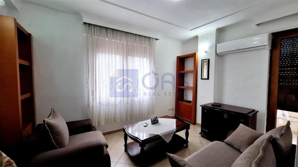 Apartament 1+1 për qira në Rrugën e Barrikadave.