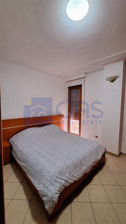 Apartament 1+1 për qira në Rrugën e Barrikadave.