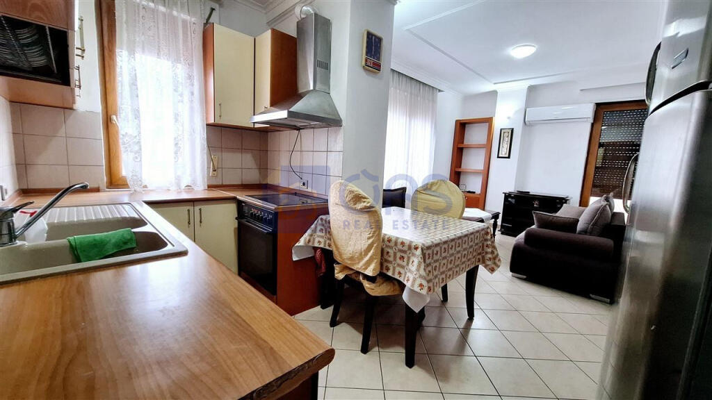 Apartament 1+1 për qira në Rrugën e Barrikadave.