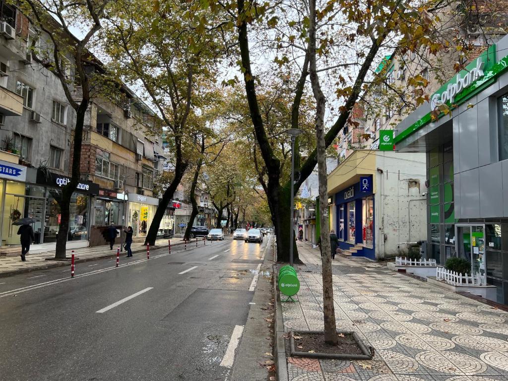 Jepet me Qira Vilë 4-Katëshe në Myslym Shyri – I Përshtatshëm për Zyra, Klinika ose BnB