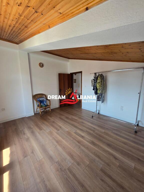 Jepet me qira apartament/Duplex 4+1+3WC – Rruga e Barrikadave, pranë shkollës "Lidhja e Prizrenit" (ID 4239088)