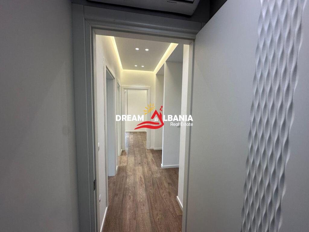 Shitet super apartament 3+1+2 tek 21 Dhjetori prane Mondial (ID 4131400)