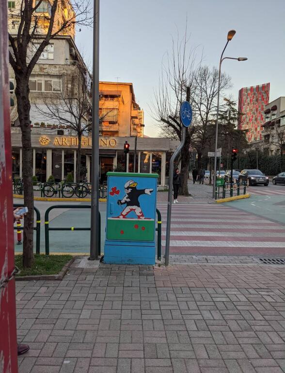 Edificio commerciale di 3 piani in affitto a Bllok vicino a Piazza Wilson, Tirana (ID 42611132).