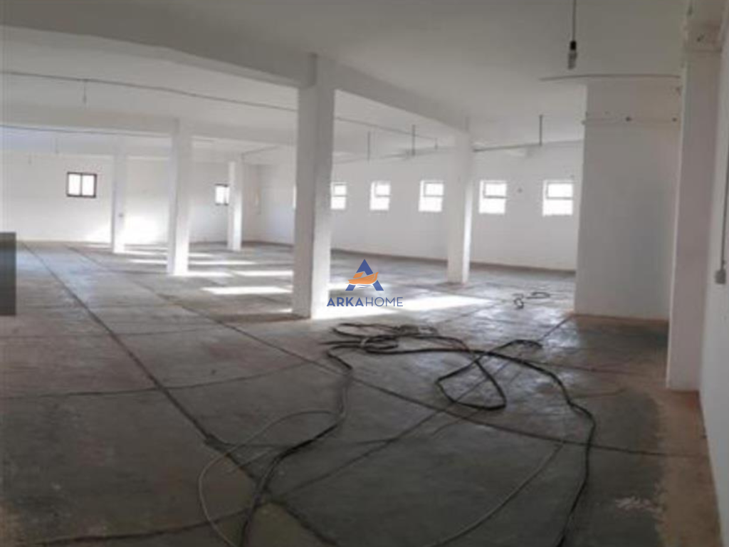AFFITTASI MAGAZZINO 600M2 + 500M CORTILE "A TUFINË".