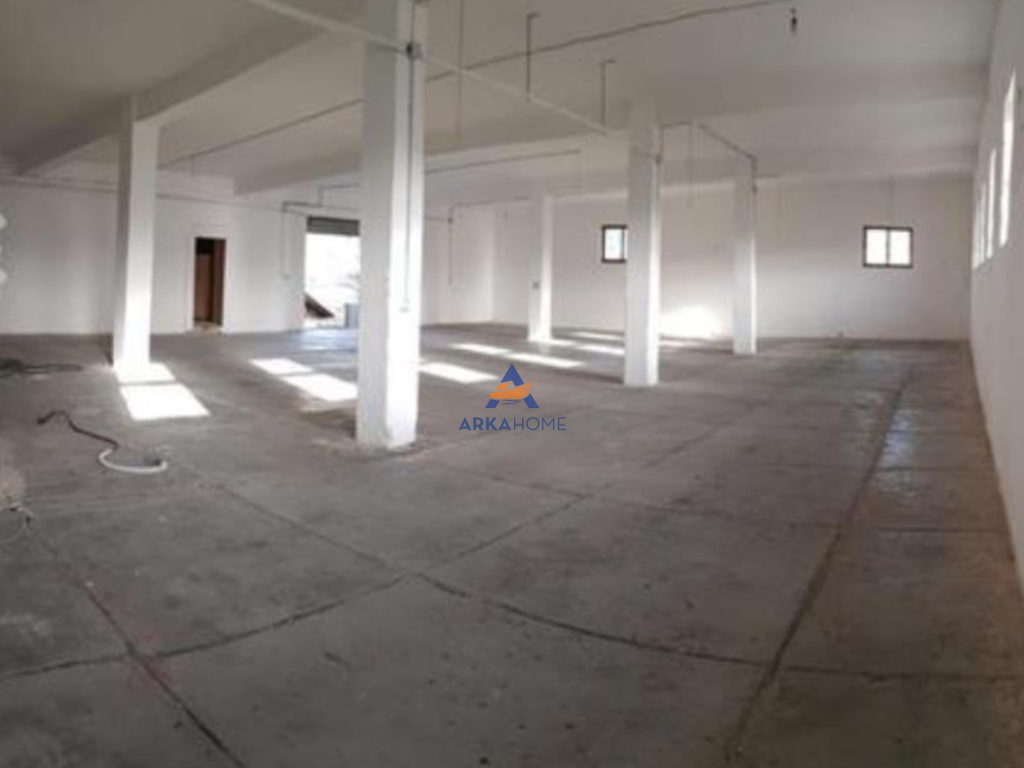 AFFITTASI MAGAZZINO 600M2 + 500M CORTILE "A TUFINË".