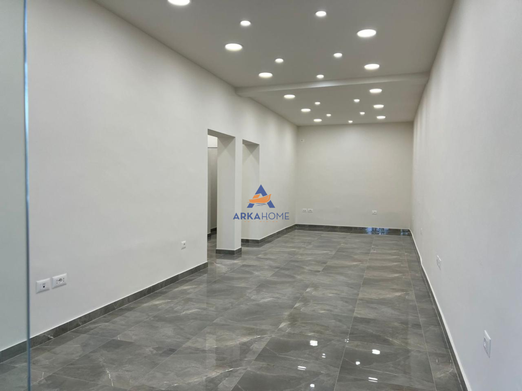 LOCALE COMMERCIALE IN VENDITA "PRESSO LO STADIO DINAMO" 450.000 EURO