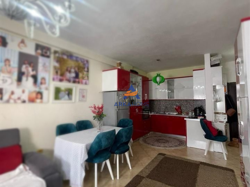 JEPET APARTAMENT ME QERA 1+1+BALLKON, "PRANE RRUGES MISTO MAME YZBERISHT".