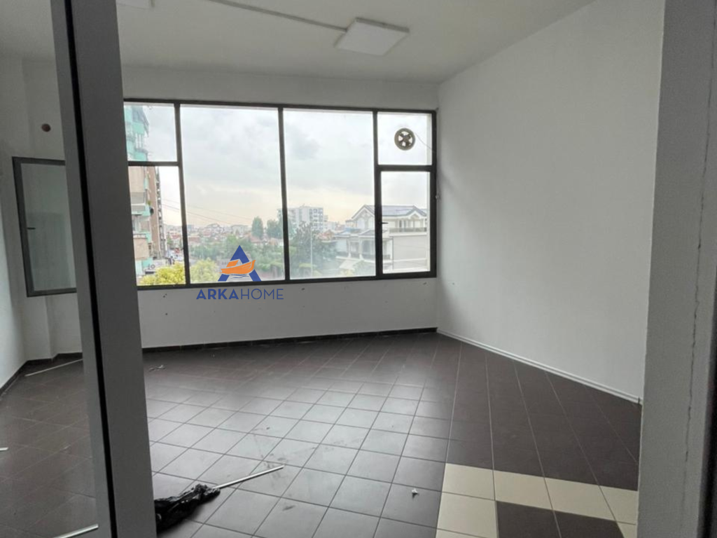 ZYRE ME QERA 300M2 "KOMUNA E PARISIT"