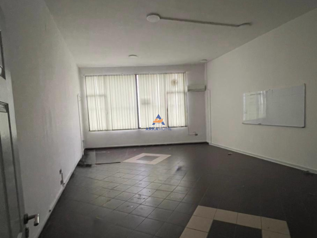 ZYRE ME QERA 300M2 "KOMUNA E PARISIT"