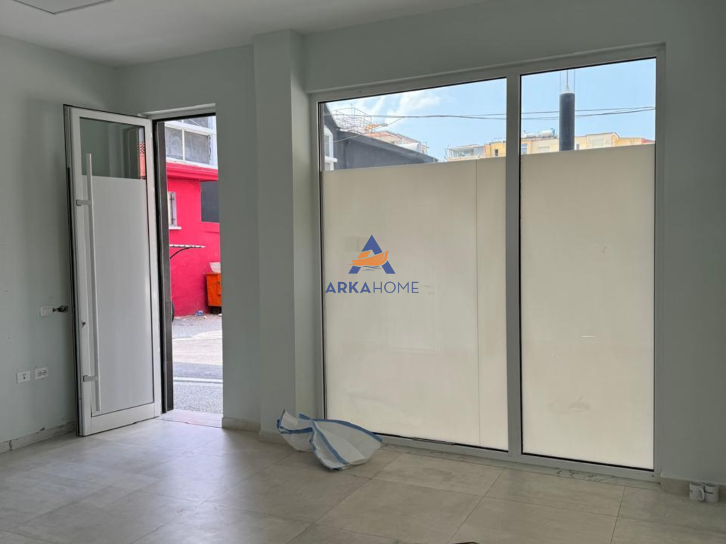AFFITTASI SPAZIO COMMERCIALE 35M2 "TEK VASIL SHANTO".