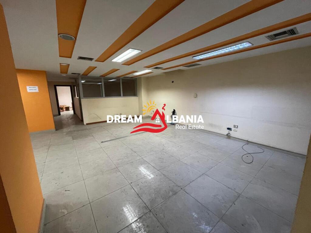 Ambient biznesi për qira pranë Stadiumit Dinamo (ID 4271970)