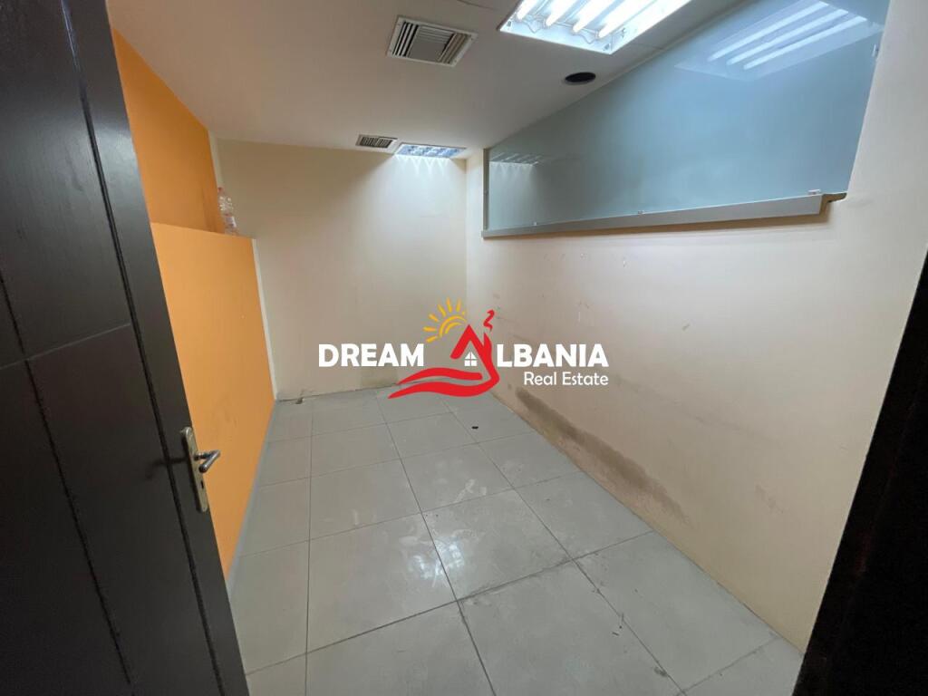 Ambient biznesi për qira pranë Stadiumit Dinamo (ID 4271970)