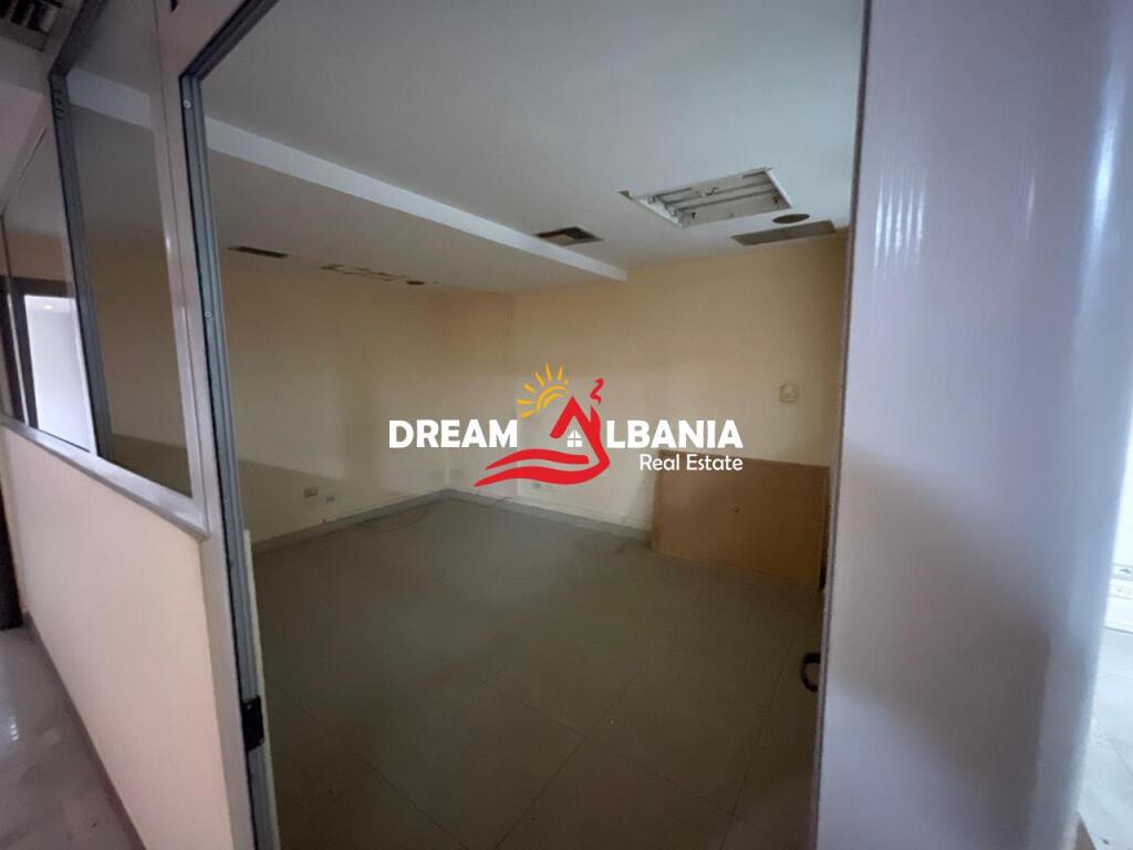 Ambient biznesi për qira pranë Stadiumit Dinamo (ID 4271970)