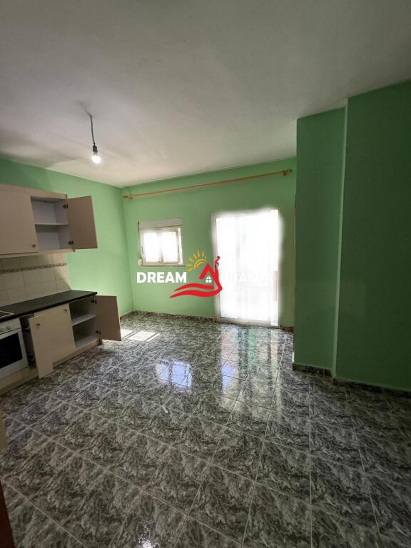 VENDITA Appartamento 3+1+2 nella Comune di Parigi, vicino al Kristal Center, Tirana (ID: 4131459)