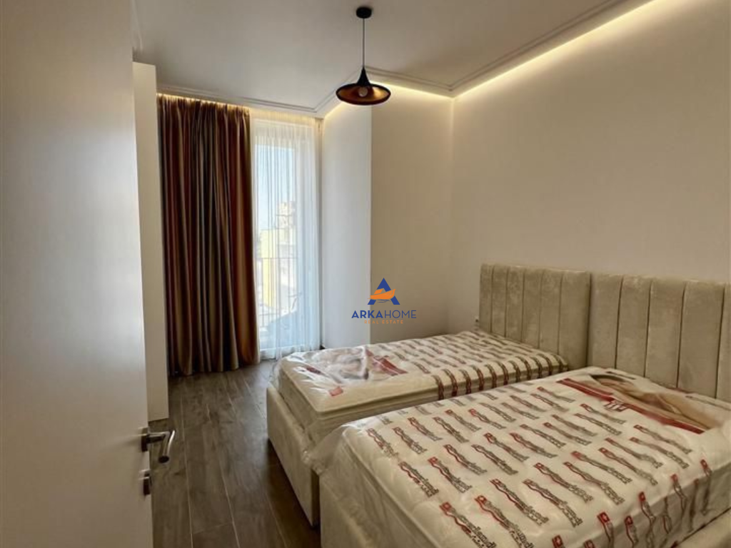 JEPET APARTAMENT ME QERA 2+1+BALLKON "GJIMNAZI PARTIZANI,SELVIA" 1300 EURO.