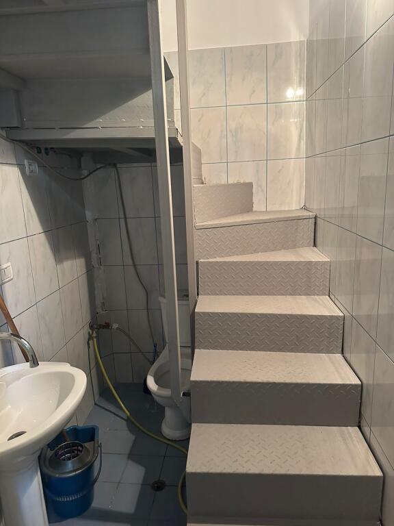 Shitet njësi me sipërfaqe 29.9 m², kati i parë, në Yzberisht