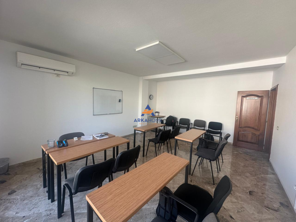 LOCALE IN AFFITTO 125.60M2 "VIA MUHAMED GJOLLESHA" 700 EURO.