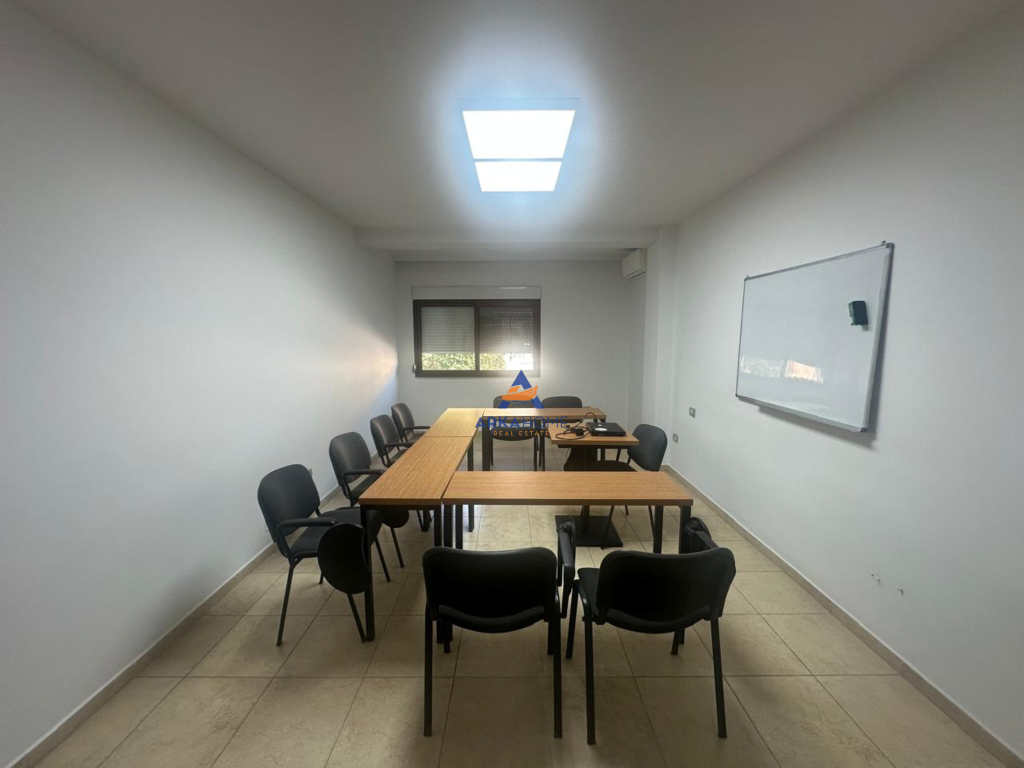 LOCALE IN AFFITTO 125.60M2 "VIA MUHAMED GJOLLESHA" 700 EURO.