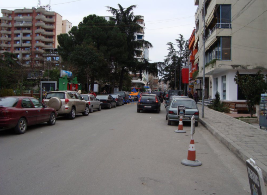 JEPET DYQAN ME QERA 100M2 "RRUGA VASO PASHA,BLLOK" 2000 EURO.