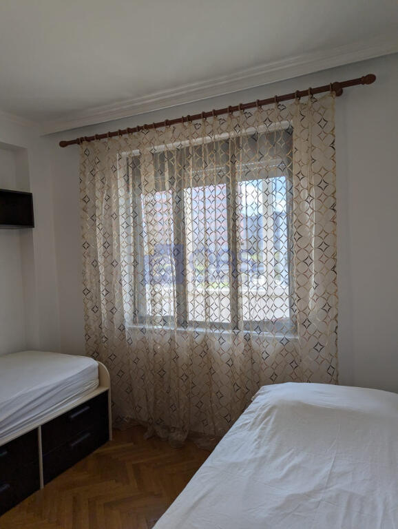 Jepet me qera  apartament 2+1 prane Liqenit Artificial
