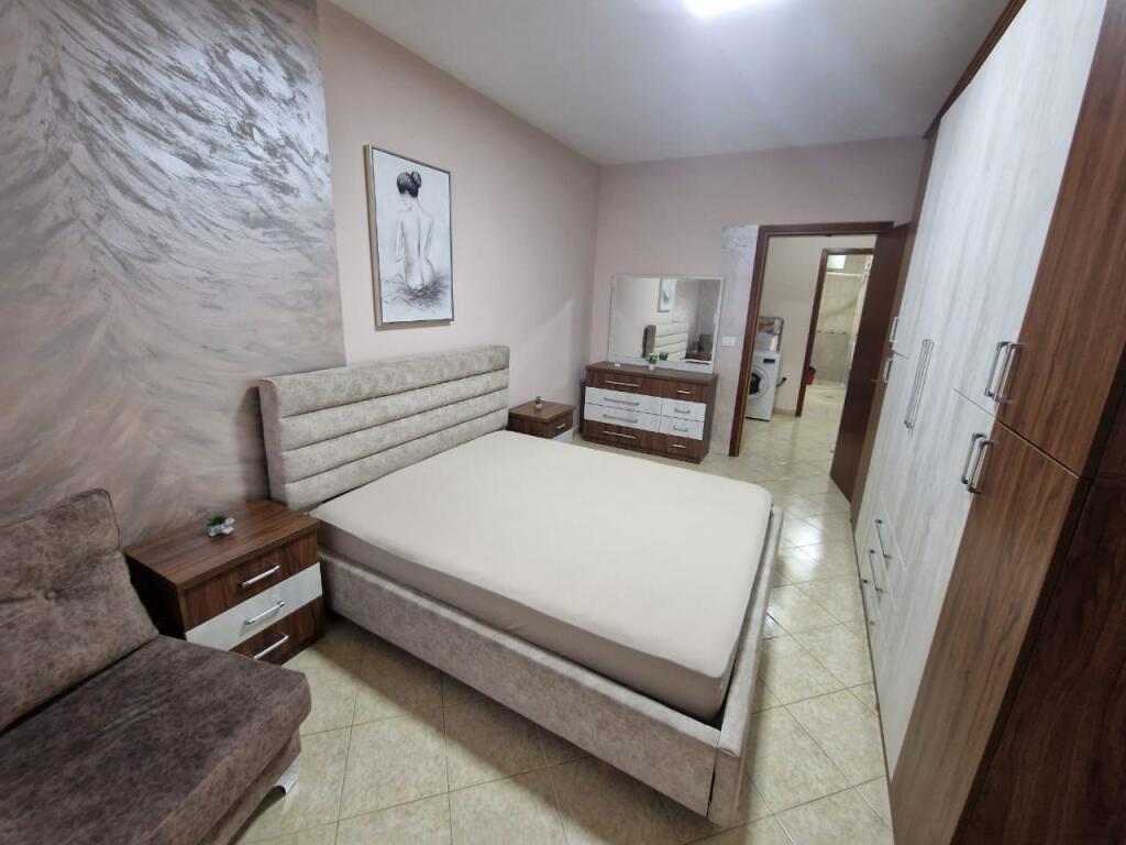 Affittasi appartamento 2+1+2 bagni presso l'ex esposizione "Shqiperia Sot"