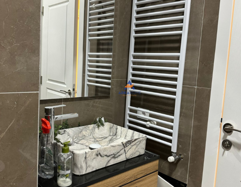 JEPET APARTAMENT ME QIRA 2+1+2 BALLKONE "RRUGA KONGRESI I MANASTIRIT,XHAMLLIKU" 750 EURO.
