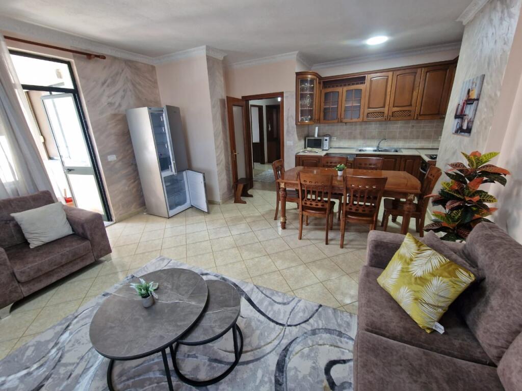 Affittasi appartamento 2+1+2 bagni presso l'ex esposizione "Shqiperia Sot"