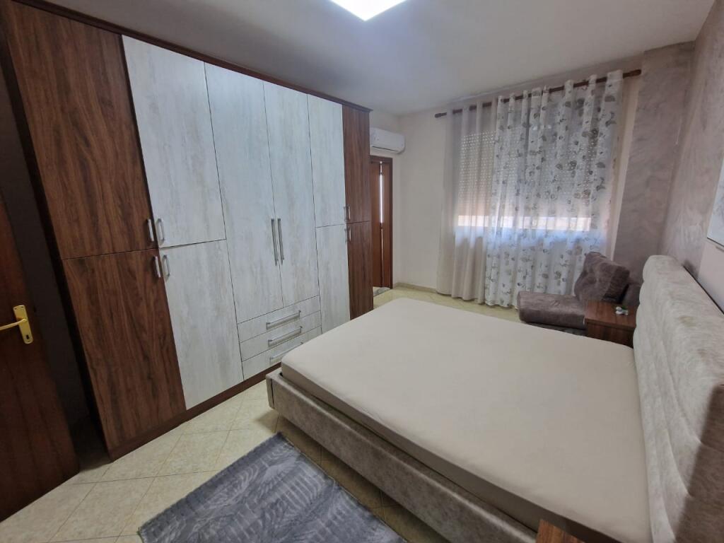 Affittasi appartamento 2+1+2 bagni presso l'ex esposizione "Shqiperia Sot"