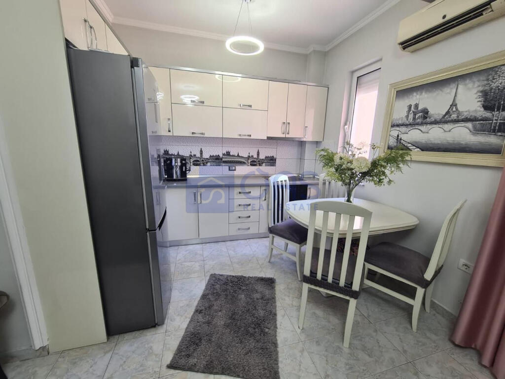 Jepet me qera apartment 1+1 te rruga Bardhyl