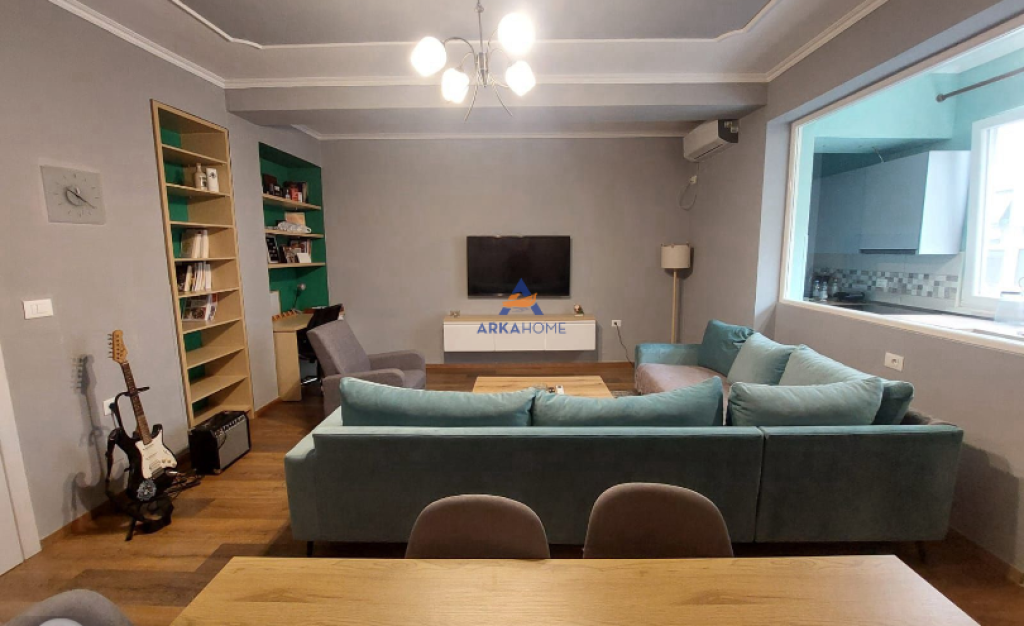 AFFITTASI CASA PRIVATA SU 3 PIANI "ALLA SCUOLA DI BALLO, CENTRO" 1200 EURO