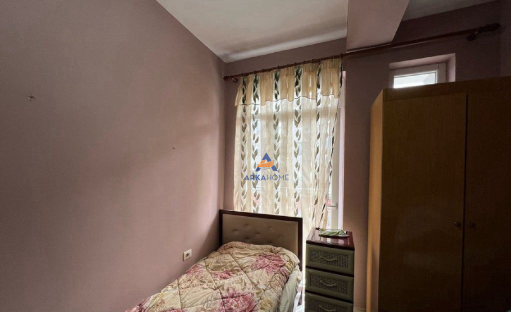 AFFITTASI CASA PRIVATA SU 3 PIANI "ALLA SCUOLA DI BALLO, CENTRO" 1200 EURO