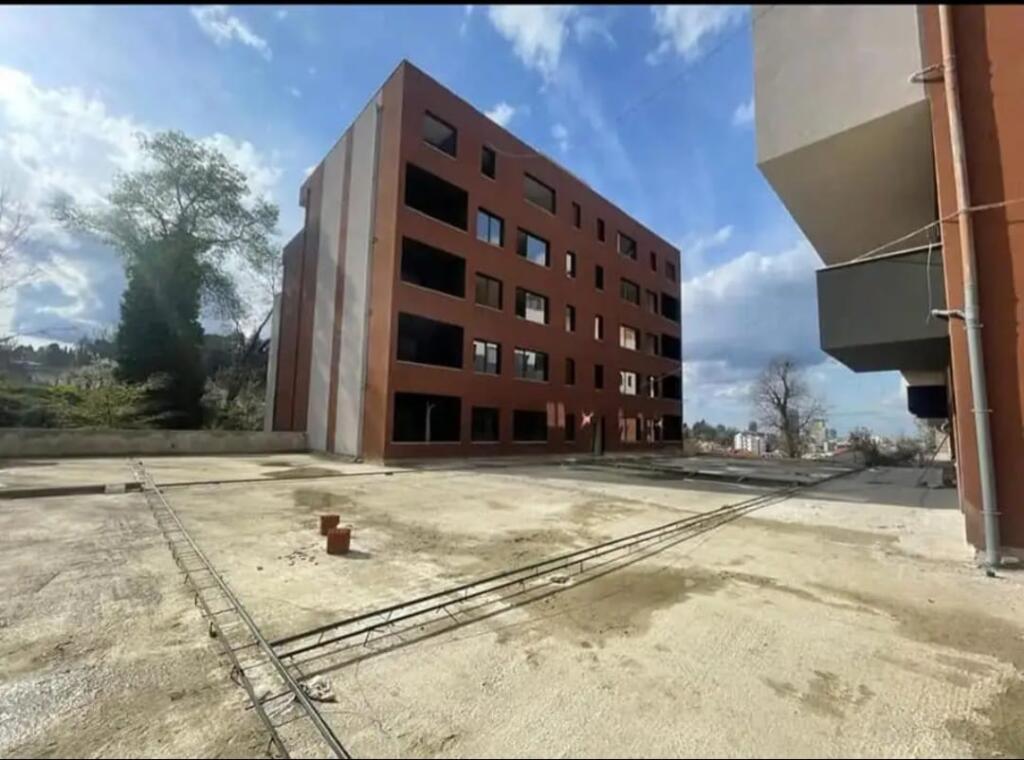 Vendesi appartamento 2+1+2, Via Elbasan 175.000 EURO