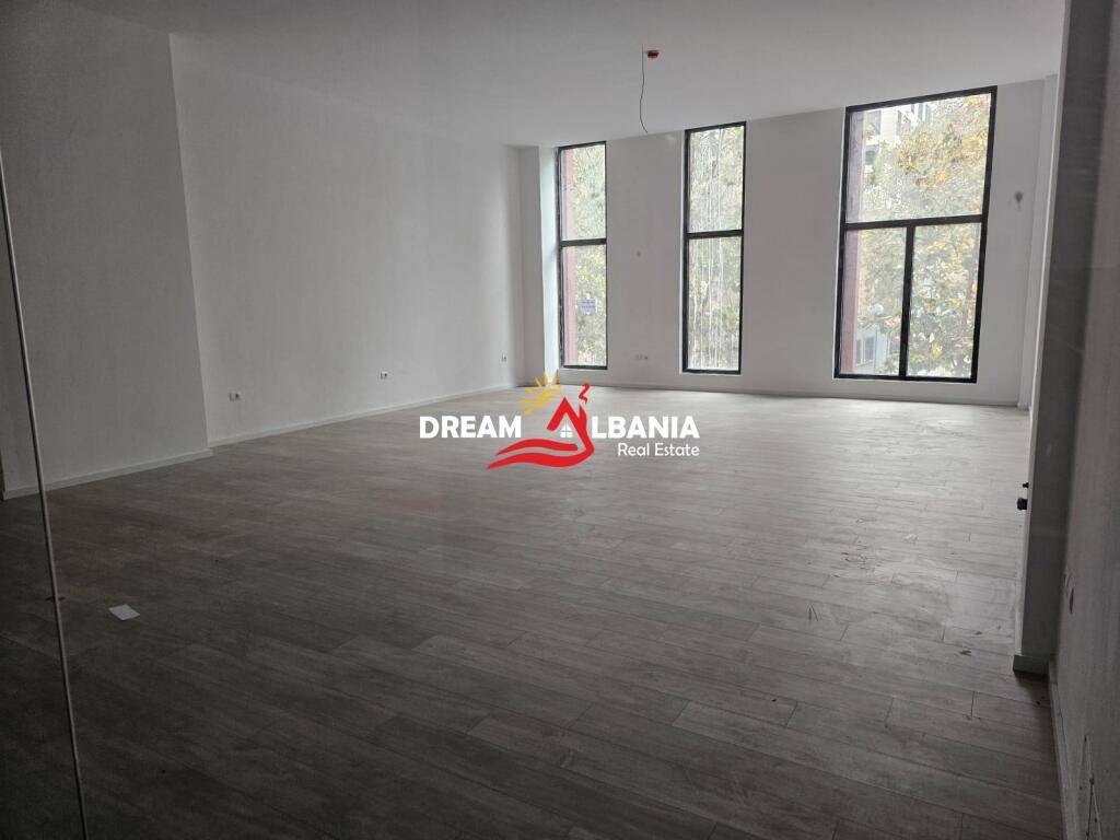 Locale Commerciale/Negozi in affitto in via Kavaja presso Garden Building (ID 42711038)
