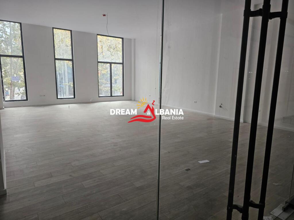 Locale Commerciale/Negozi in affitto in via Kavaja presso Garden Building (ID 42711038)