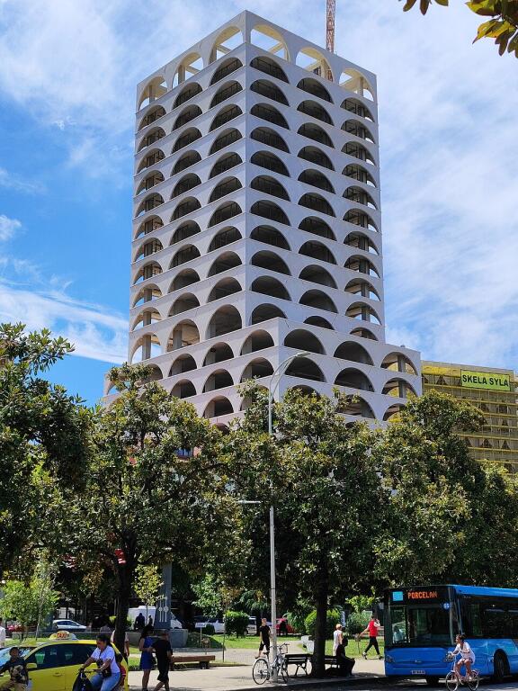 Vendesi in vendita 2+1+2 presso Book Building