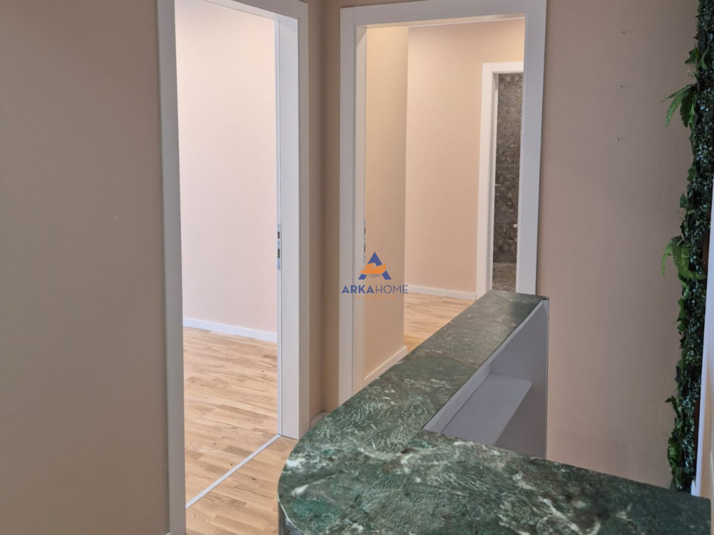 UFFICIO IN AFFITTO 127,5M2 PRESSO "LAKEVIEW RESIDENCE" 2200EURO (POSTO AUTO INCLUSO).