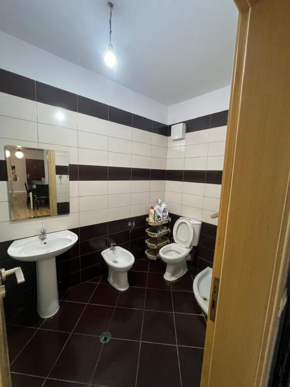 Apartament 2+1 Me Qera, Dy Palmat, Astir