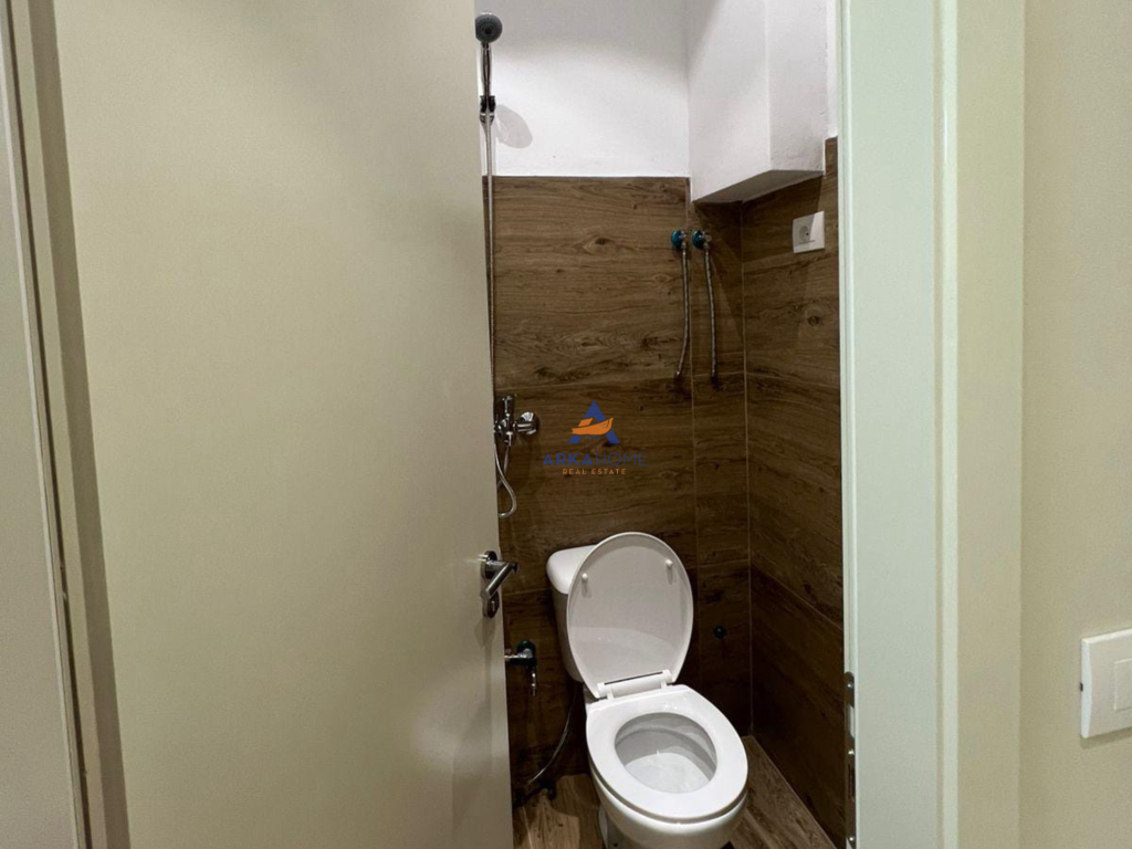 UFFICIO IN AFFITTO 30M2 "MYSLYM SHYRI" 650 EURO.