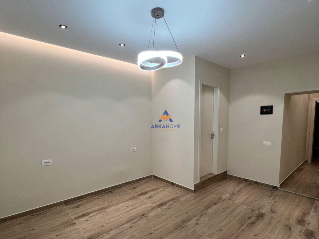 UFFICIO IN AFFITTO 30M2 "MYSLYM SHYRI" 650 EURO.