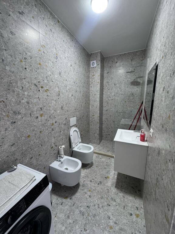 📢 Qira 1+1 – i pabanuar 📍 “5 Maji”, Tiranë 🪜 Kati 4 | Pallat i ri 🛋️ Mobiluar totalisht 💶 500€/muaj 📱