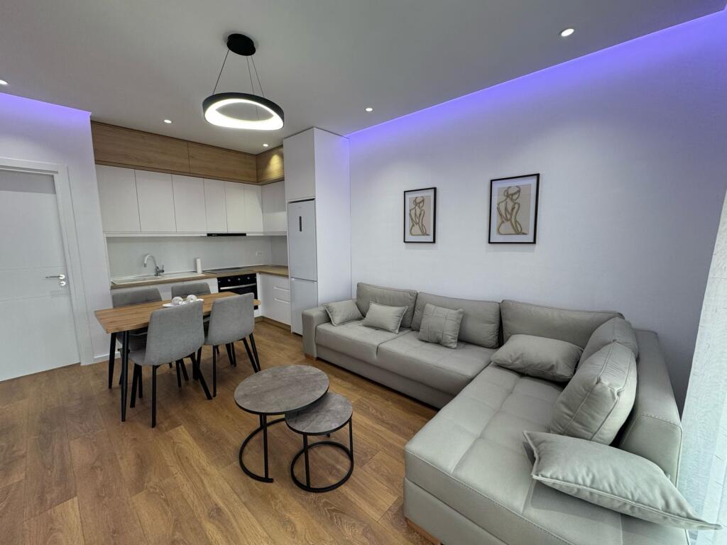 📢 Qira 1+1 – i pabanuar 📍 “5 Maji”, Tiranë 🪜 Kati 4 | Pallat i ri 🛋️ Mobiluar totalisht 💶 500€/muaj 📱
