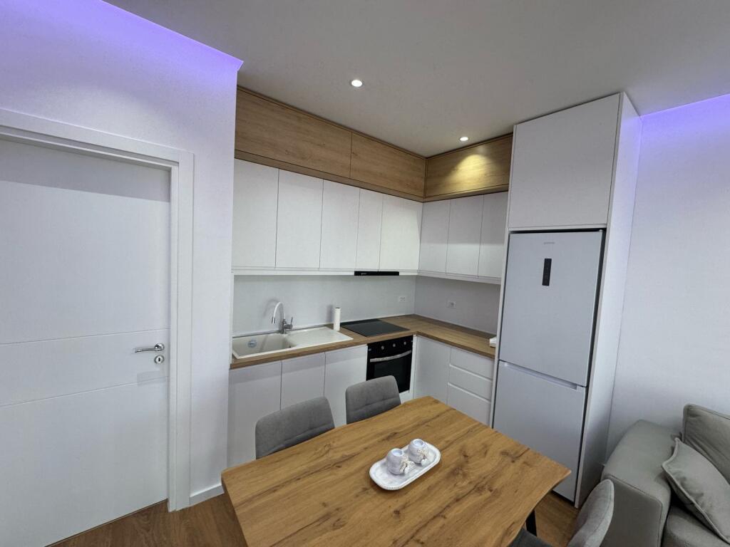 📢 Qira 1+1 – i pabanuar 📍 “5 Maji”, Tiranë 🪜 Kati 4 | Pallat i ri 🛋️ Mobiluar totalisht 💶 500€/muaj 📱
