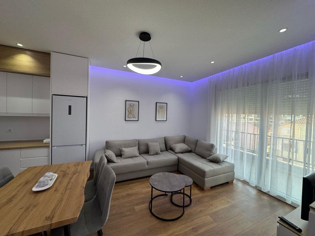 📢 Qira 1+1 – i pabanuar 📍 “5 Maji”, Tiranë 🪜 Kati 4 | Pallat i ri 🛋️ Mobiluar totalisht 💶 500€/muaj 📱