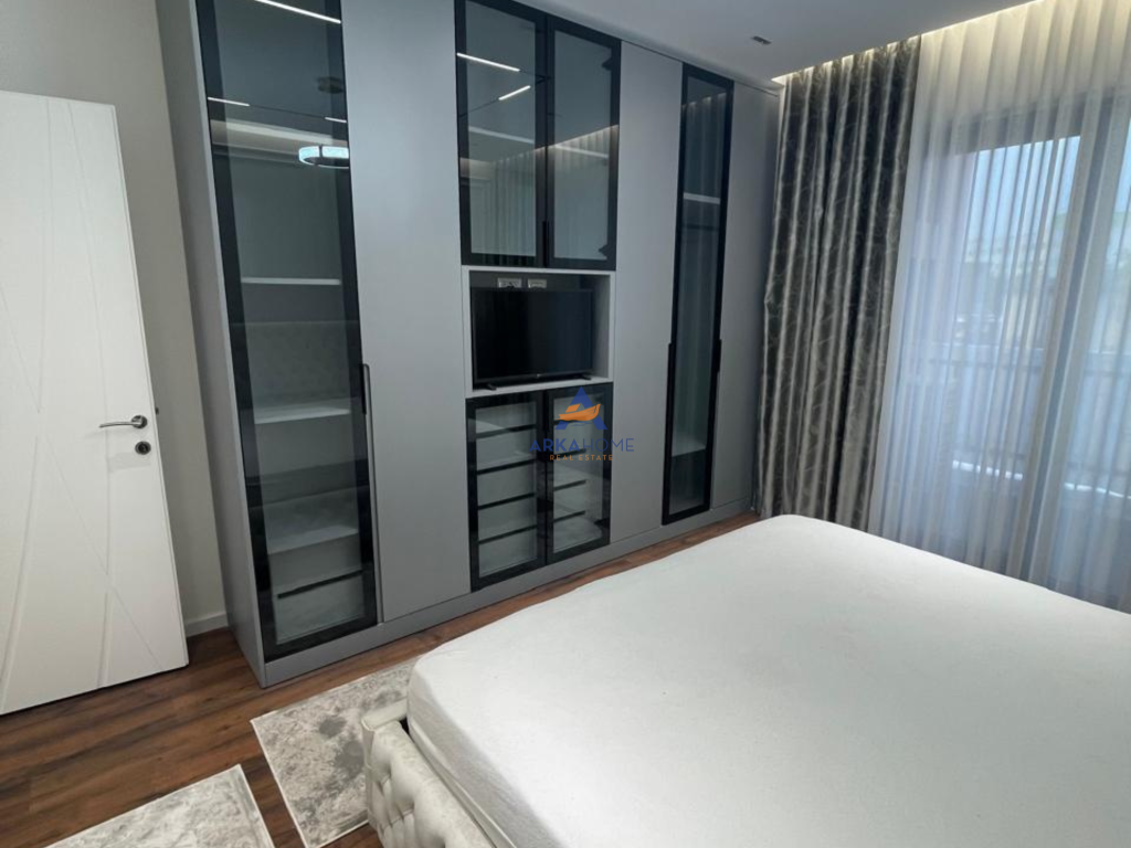 JEPET APARTMENT ME QERA 2+1+2 BALLKONE "TE KOMPLEKSI ARLIS,FARMACIA 10" 850 EURO( BASHKE ME POST PARKIMIN 900 EURO).