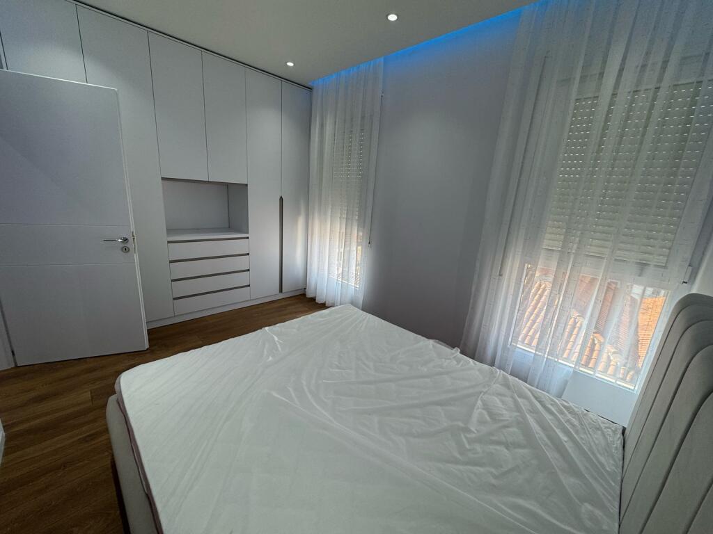 📢 Qira 1+1 – i pabanuar 📍 “5 Maji”, Tiranë 🪜 Kati 4 | Pallat i ri 🛋️ Mobiluar totalisht 💶 500€/muaj 📱