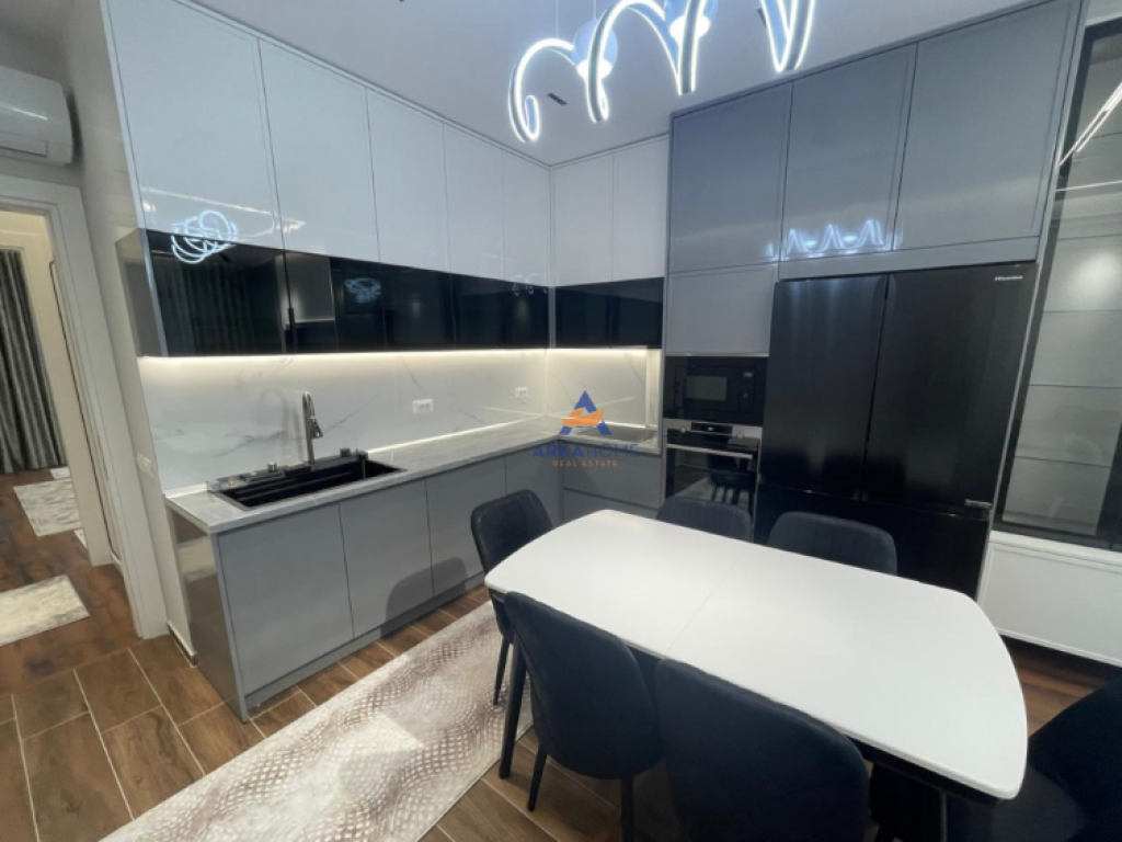 JEPET APARTMENT ME QERA 2+1+2 BALLKONE "TE KOMPLEKSI ARLIS,FARMACIA 10" 850 EURO( BASHKE ME POST PARKIMIN 900 EURO).