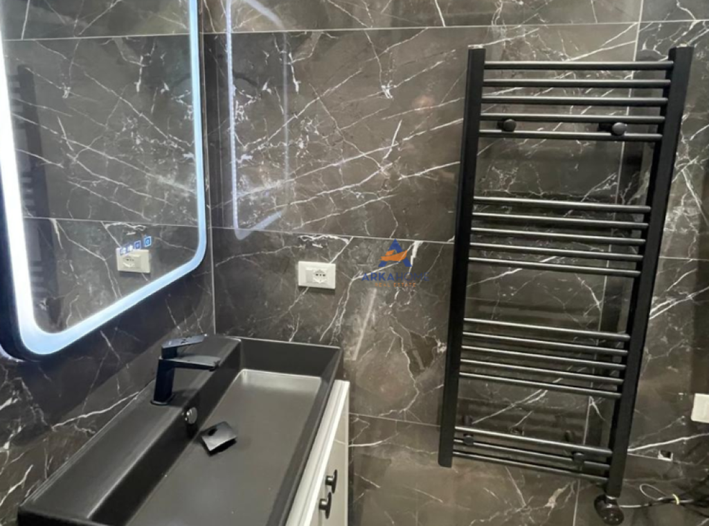 JEPET APARTMENT ME QERA 2+1+2 BALLKONE "TE KOMPLEKSI ARLIS,FARMACIA 10" 850 EURO( BASHKE ME POST PARKIMIN 900 EURO).