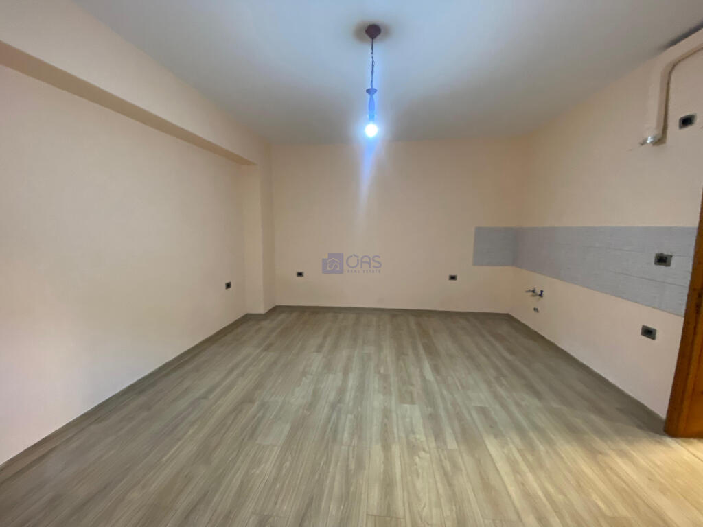 Jepet me qera apartament 1+1 per biznes tek 21 Dhjetori